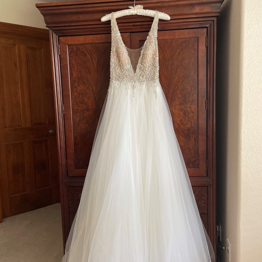 Alice Watters Designer Wedding dress. Size 4 Cream colored. Worn for 5 hours.